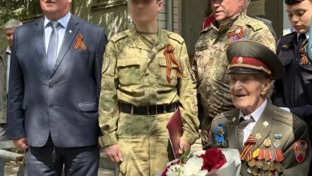 Росгвардейцы провели "Парад у дома ветерана" в Астрахани