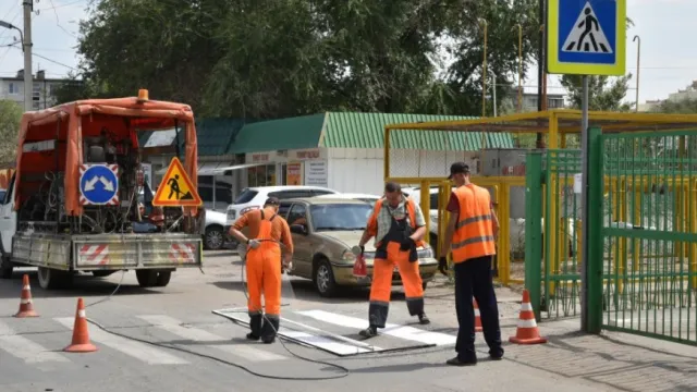 Рядом со школами и детсадами Астрахани обновляют дорожную разметку