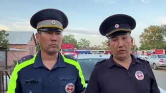 Астраханские полицейские эвакуировали во время пожара пожилую женщину и мать с детьми