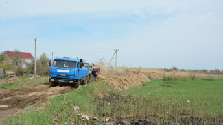 В Астрахани дополнительно укрепляют отдельные участки дамб