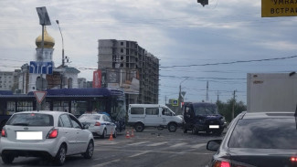 В Астрахани автомобиль «Почты России» столкнулся с новым автобусом