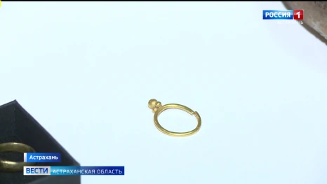Астраханские археологи передали в музей серьгу XIII века