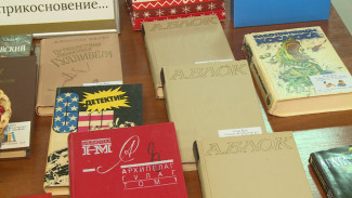 На автовокзале Астрахани сотрудники библиотеки дарили пассажирам книги