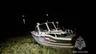 Под Астраханью 9 мая лодка столкнулась с опорой моста, есть пострадавшие