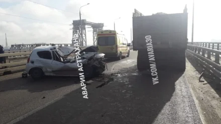 В Астрахани на мосту через Кривую Болду иномарка въехала в грузовик