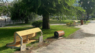 Сквер Ульяновых в центре Астрахани пострадал от рук вандалов