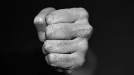 В Астрахани завели дело на мужчину за удар в голову полицейского