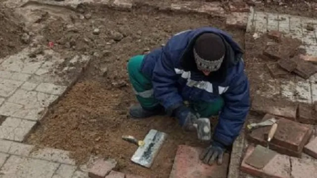 В Астрахани на набережной Волги обновляют пешеходную зону