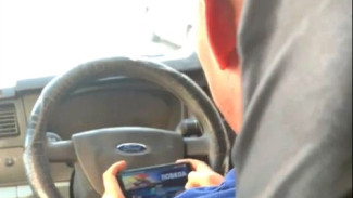 Астраханца наказали за игру на смартфоне за рулём и неисправный автобус