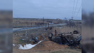 На трассе в Астраханской области погиб водитель в перевернувшемся автомобиле