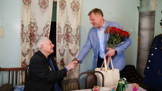 Игорь Бабушкин вручил ветерану подарки в преддверии Дня Победы