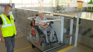 В Астрахани на ж/д вокзале оборудовали спецподъёмники для маломобильных граждан