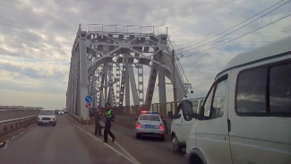 В Астрахани полицейские помогли роженице преодолеть пробку