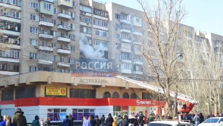 В Астрахани загорелась квартира в жилом доме на улице Савушкина
