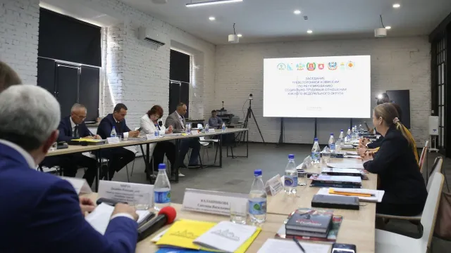 В Астрахани прошло заседание комиссии по регулированию социально-трудовых отношений ЮФО