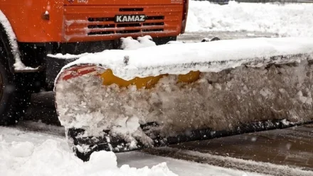Дорожники ликвидировали последствия снегопада на трассах в Астраханской области