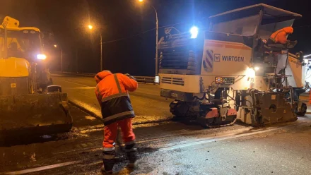 На Новом мосту в Астрахани начался ямочный ремонт