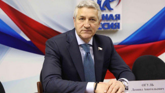 Леонид Огуль передал астраханским медикам новые респираторы и пульсоксиметры