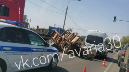 В Астрахани произошло опрокидывание грузовика с буровой установкой