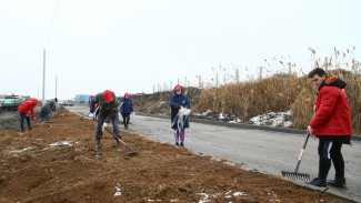Астраханские активисты убирают территорию рядом с ковидными госпиталями