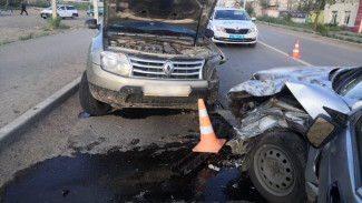 В Астрахани в лобовом столкновении автомобилей пострадали водители