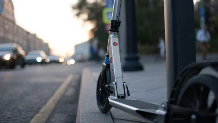 Жителям Астрахани предлагают пройти опрос по электросамокатам