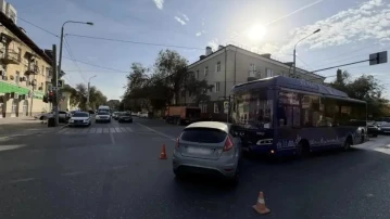 Сегодня в Астрахани пенсионерка попала в больницу после ДТП легковушки с автобусом