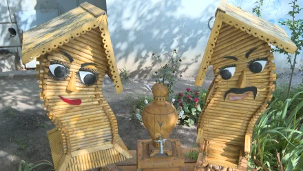 В Астрахани бывший офицер ВМФ создаёт деревянные скульптуры во дворе дома