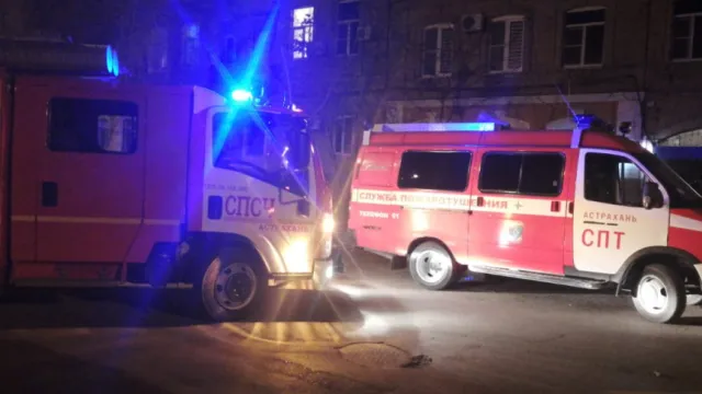 Из горящего дома в центре Астрахани эвакуировали 13 человек