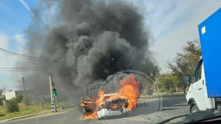 На дороге в Астрахани загорелся автомобиль 