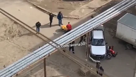 В Астрахани два мальчика на мотоцикле столкнулись с автомобилем