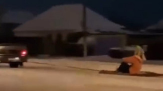 В Астрахани полиция оштрафовала водителя за катание человека на ковре