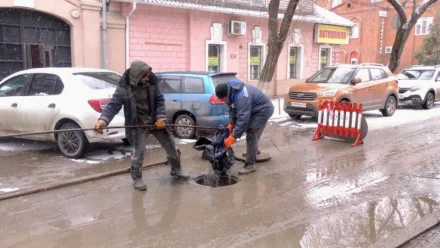 В Астрахани образовался засор канализации из-за детской куртки