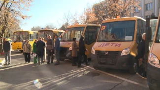 Астраханским школам передали новые автобусы