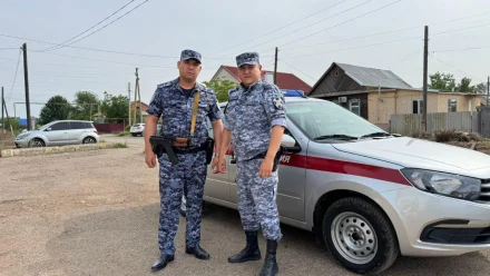 Под Астраханью росгвардейцы помогли заблудившейся пенсионерке вернуться домой