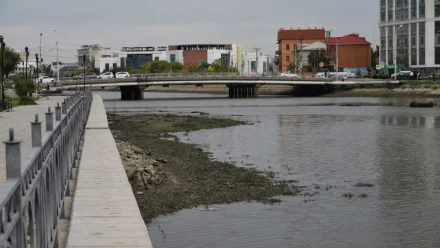 В городских каналах Астрахани сбрасывают воду