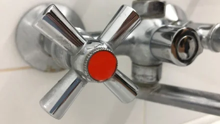 В Астрахани без горячей воды остаются около 273 домов