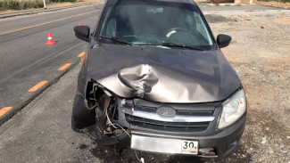 Под Астраханью водитель “Лады” снёс дорожный знак, есть пострадавшие