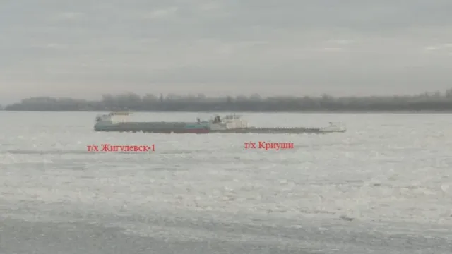 Завтра в Астраханской области ледокол приступит к проводке застрявших судов