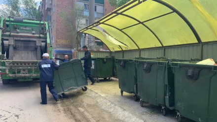 Во дворах Астрахани заменят 1100 мусорных контейнеров 