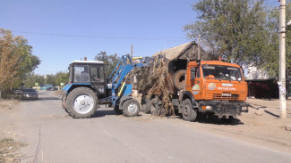В Астрахани коммунальщики продолжают наводить санитарный порядок 