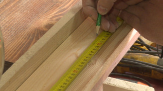 Астраханец собирает эксклюзивную мебель в своей столярной мастерской 