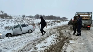 Астраханские госавтоинспекторы оказывают помощь на заснеженных дорогах
