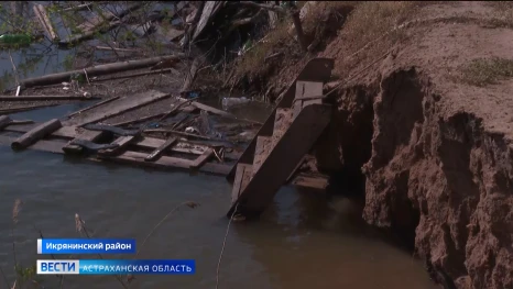 Астраханка пытается спасти затапливаемый участок своими силами