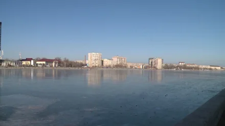 В администрации Астрахани сообщили о толщине льда на водоёмах