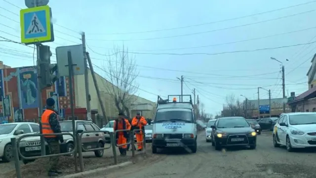 В Астрахани демонтировали дорожный знак на Бакинской
