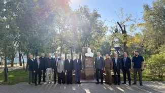 В Астрахани прошло торжественное возложение цветов к памятнику Германа Угрюмова