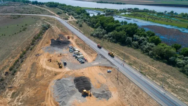 В Астраханской области обновляют участок дороги, проходящий через 2 села