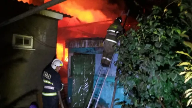 В МЧС назвали предварительную причину пожара в жилом доме в Астрахани