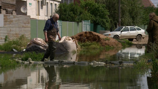 Улица Адмирала Макарова в Астрахани тонет в нечистотах